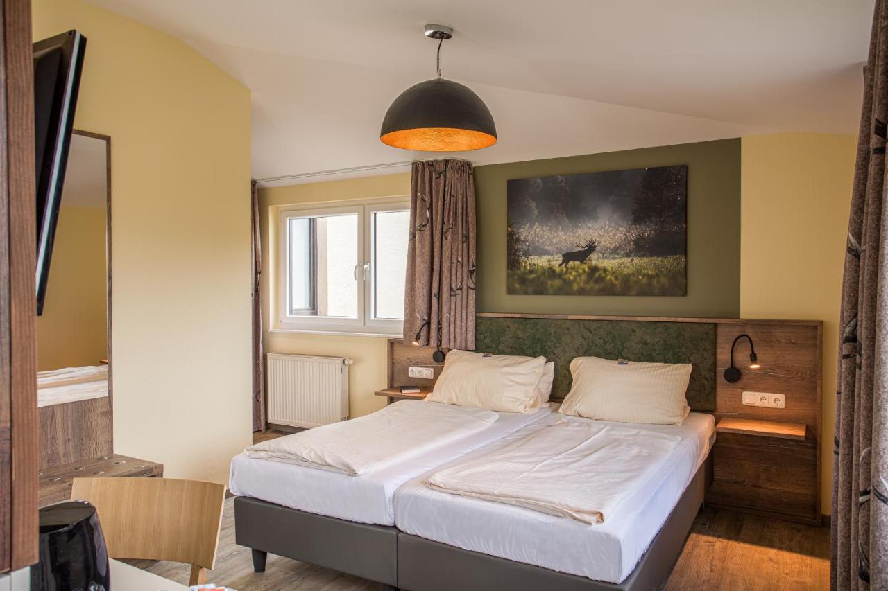 Restaurant Gruener Baum Hotel Leidersbach Екстериор снимка